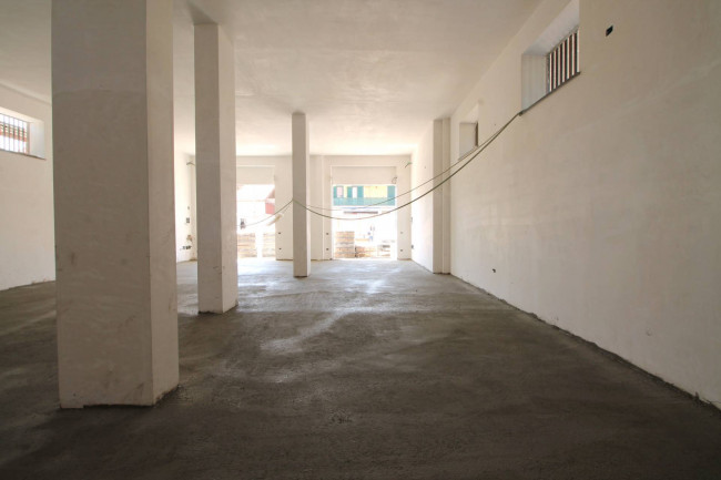 Locale commerciale in affitto a Giugliano in Campania