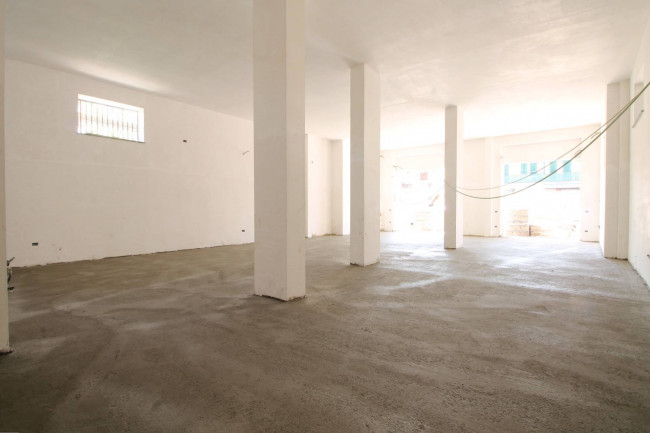 Locale commerciale in affitto a Giugliano in Campania