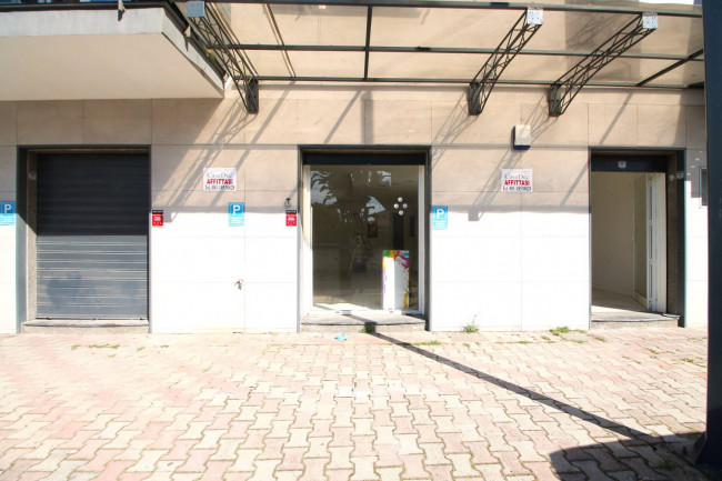 Locale commerciale in affitto a Parete