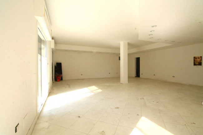 Locale commerciale in affitto a Parete