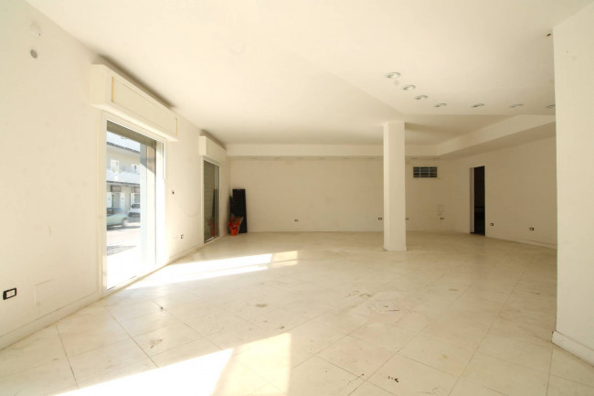 Locale commerciale in affitto a Parete