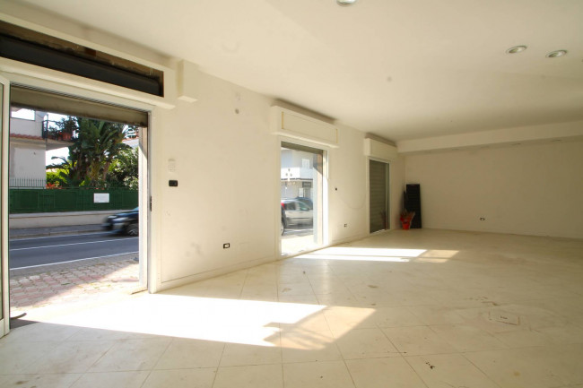 Locale commerciale in affitto a Parete
