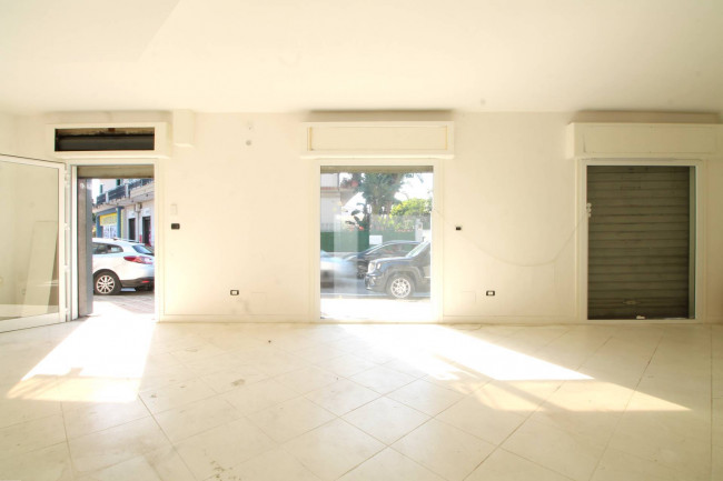 Locale commerciale in affitto a Parete