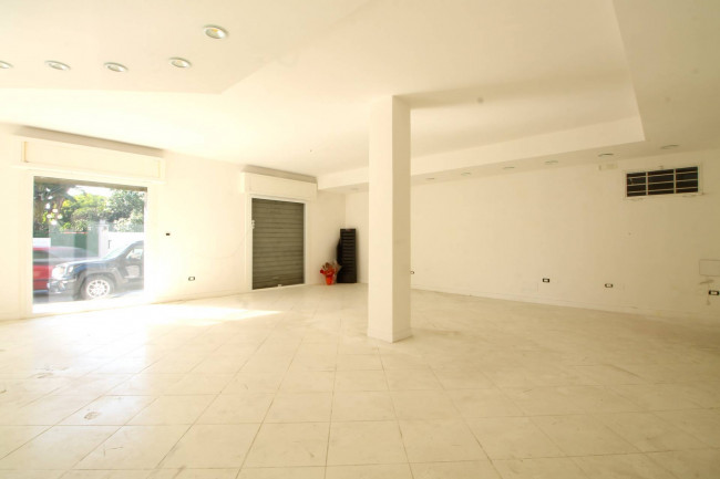 Locale commerciale in affitto a Parete
