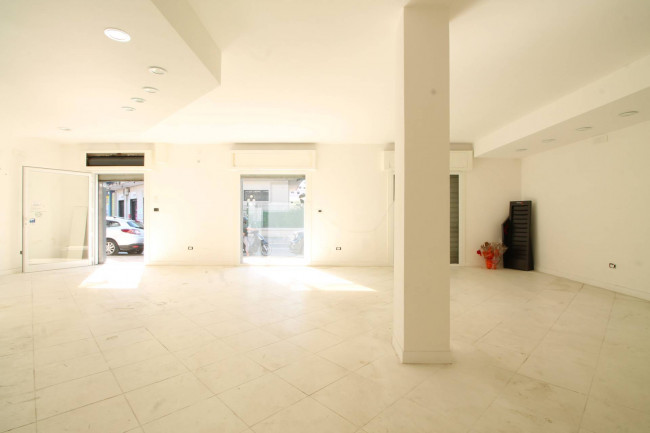 Locale commerciale in affitto a Parete