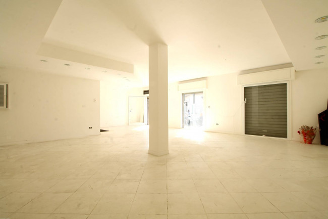Locale commerciale in affitto a Parete