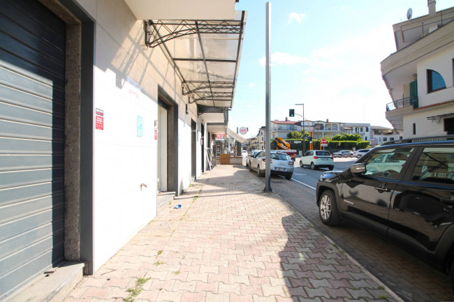 Locale commerciale in affitto a Parete