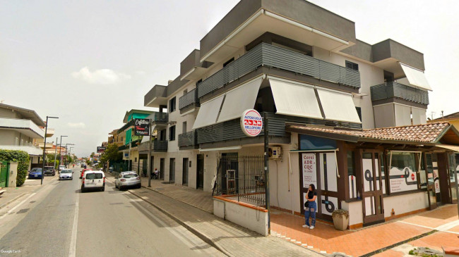 Locale commerciale in affitto a Parete