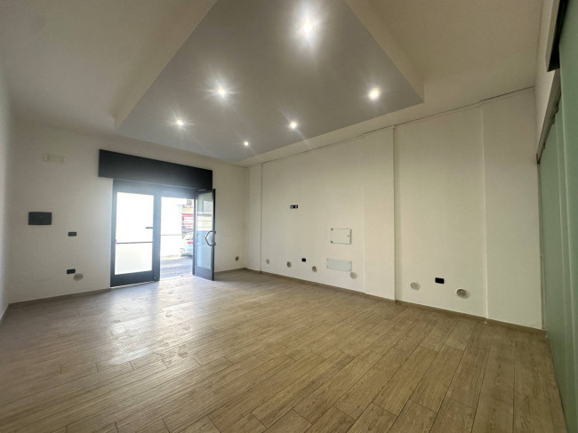 Locale commerciale in affitto a Trentola-Ducenta