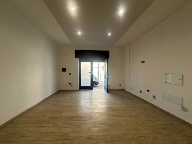 Locale commerciale in affitto a Trentola-Ducenta