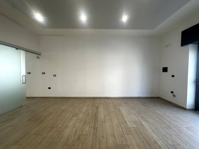 Locale commerciale in affitto a Trentola-Ducenta