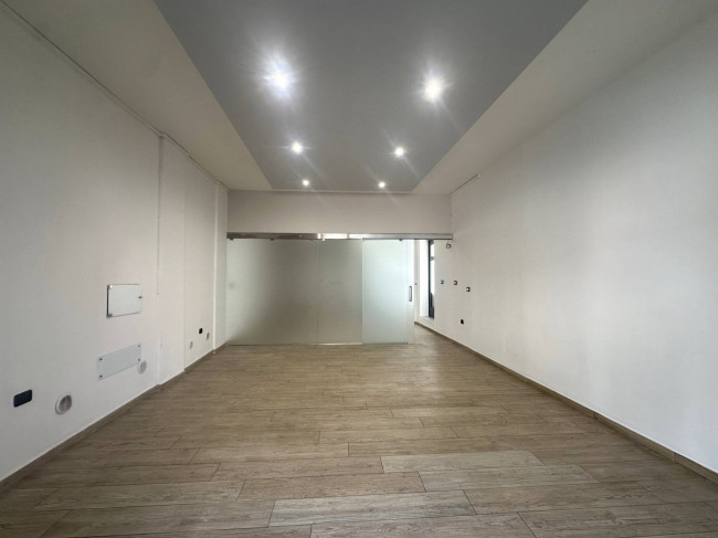 Locale commerciale in affitto a Trentola-Ducenta