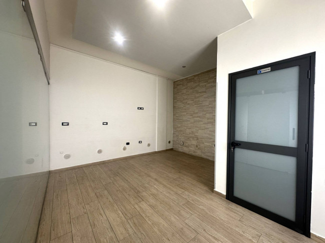 Locale commerciale in affitto a Trentola-Ducenta