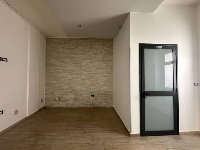 Locale commerciale in affitto a Trentola-Ducenta