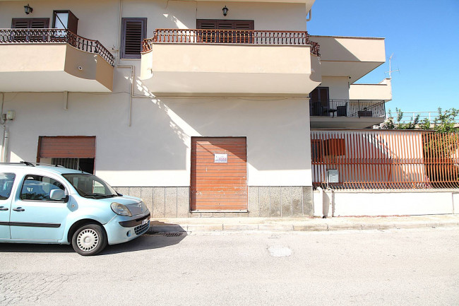 Locale commerciale in affitto a Trentola-Ducenta