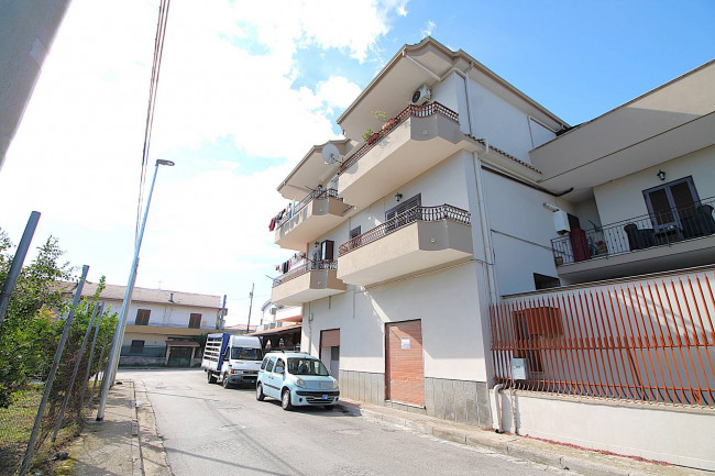 Locale commerciale in affitto a Trentola-Ducenta