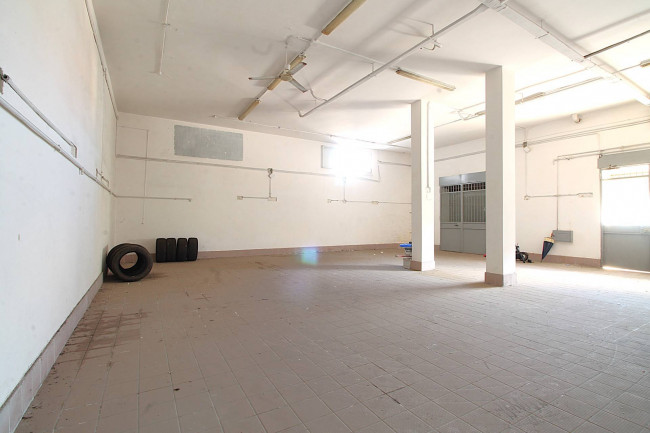 Locale commerciale in affitto a Trentola-Ducenta