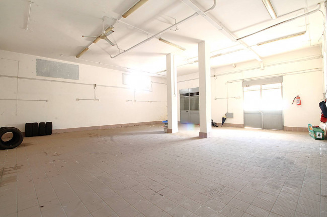 Locale commerciale in affitto a Trentola-Ducenta