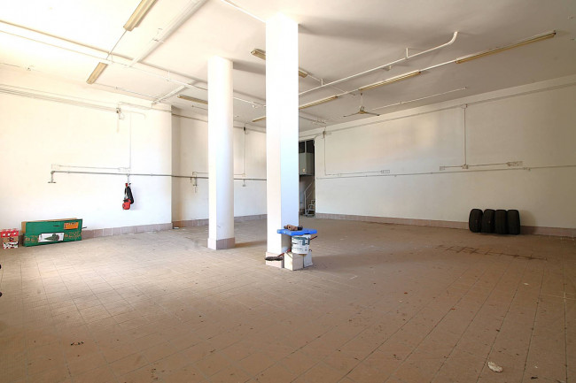 Locale commerciale in affitto a Trentola-Ducenta