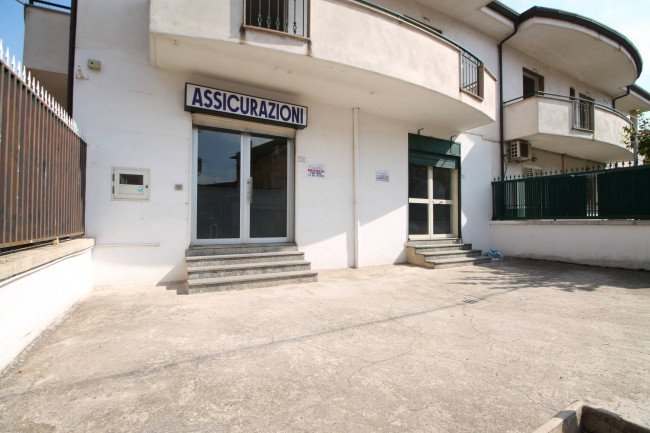 Locale commerciale in affitto a Trentola-Ducenta