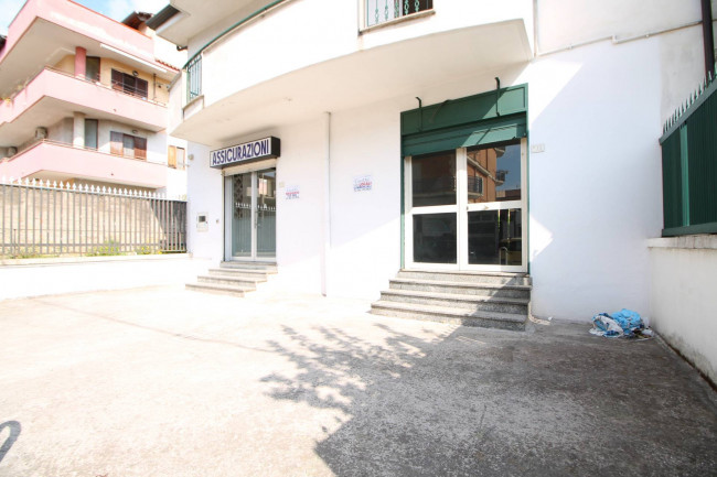 Locale commerciale in affitto a Trentola-Ducenta