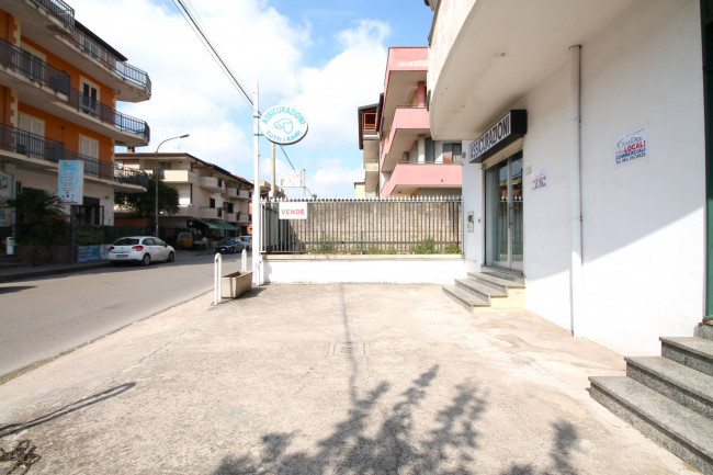 Locale commerciale in affitto a Trentola-Ducenta