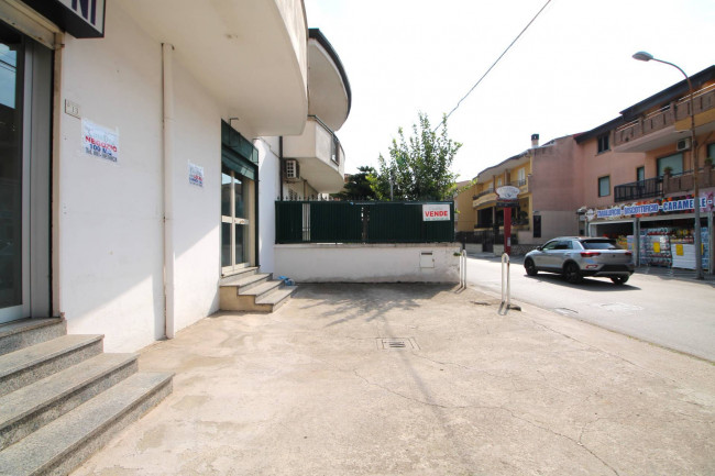 Locale commerciale in affitto a Trentola-Ducenta