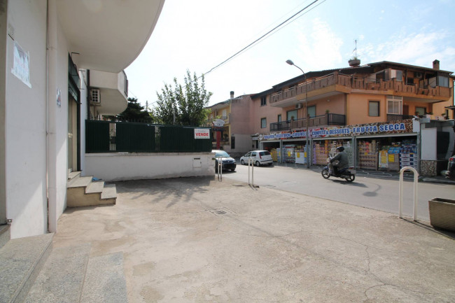Locale commerciale in affitto a Trentola-Ducenta