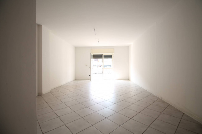 Locale commerciale in affitto a Trentola-Ducenta