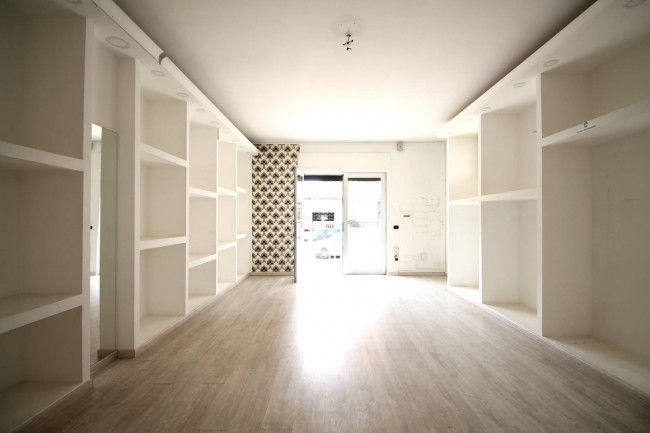 Locale commerciale in affitto a Trentola-Ducenta