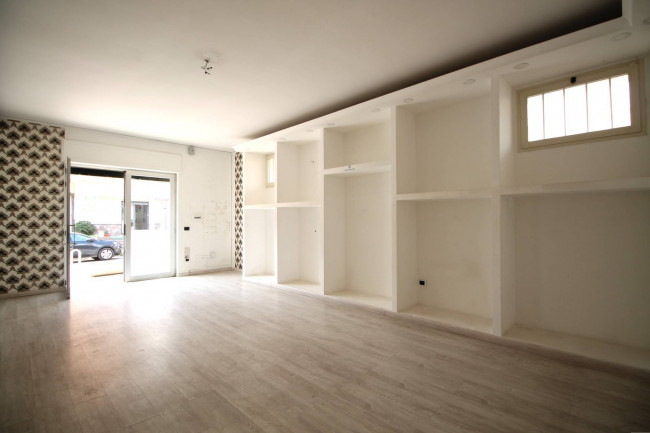 Locale commerciale in affitto a Trentola-Ducenta