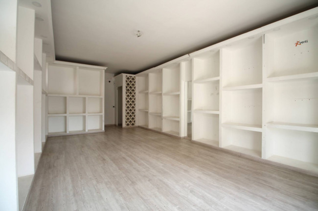 Locale commerciale in affitto a Trentola-Ducenta