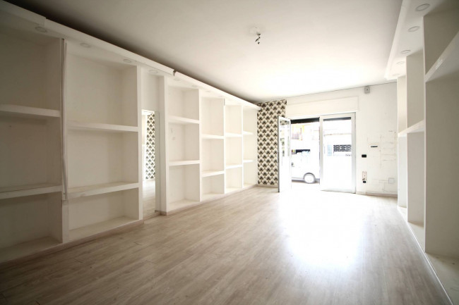 Locale commerciale in affitto a Trentola-Ducenta