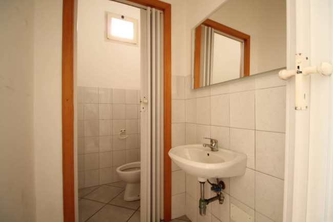 Locale commerciale in affitto a Trentola-Ducenta