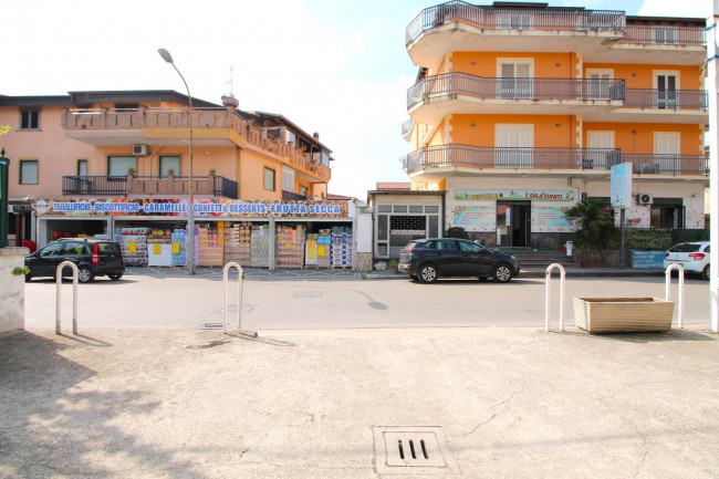 Locale commerciale in affitto a Trentola-Ducenta