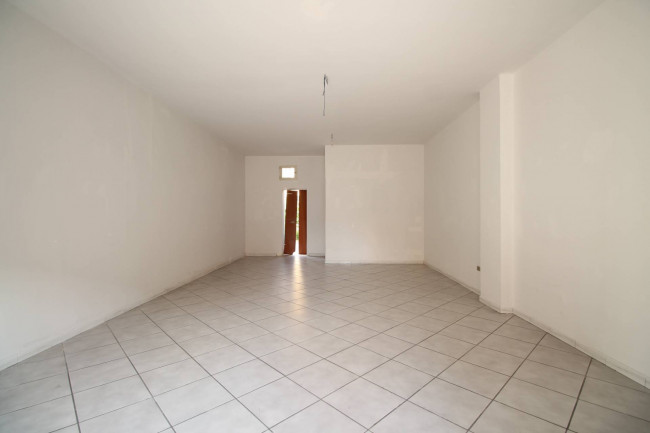 Locale commerciale in affitto a Trentola-Ducenta