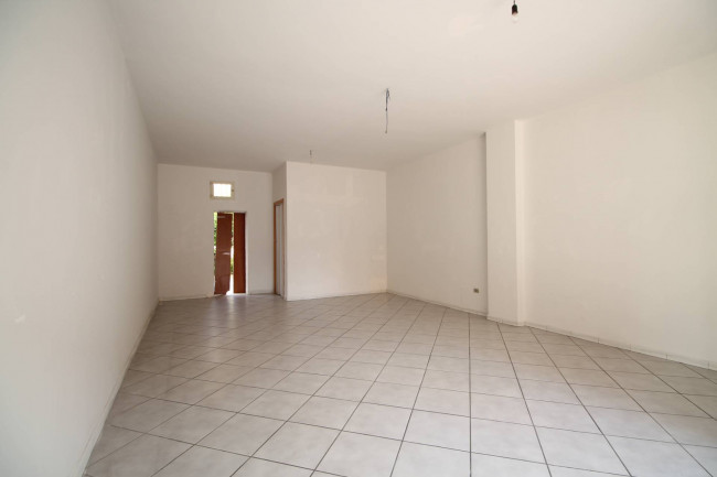 Locale commerciale in affitto a Trentola-Ducenta