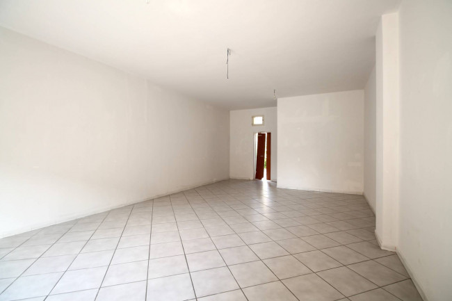 Locale commerciale in affitto a Trentola-Ducenta