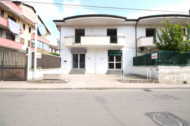 Locale commerciale in affitto a Trentola-Ducenta