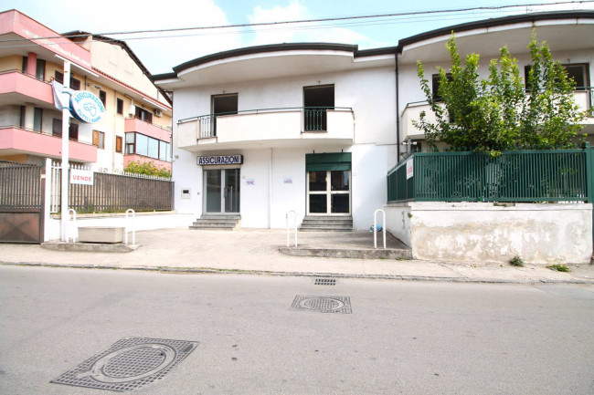 Locale commerciale in affitto a Trentola-Ducenta