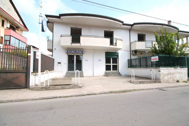 Locale commerciale in affitto a Trentola-Ducenta