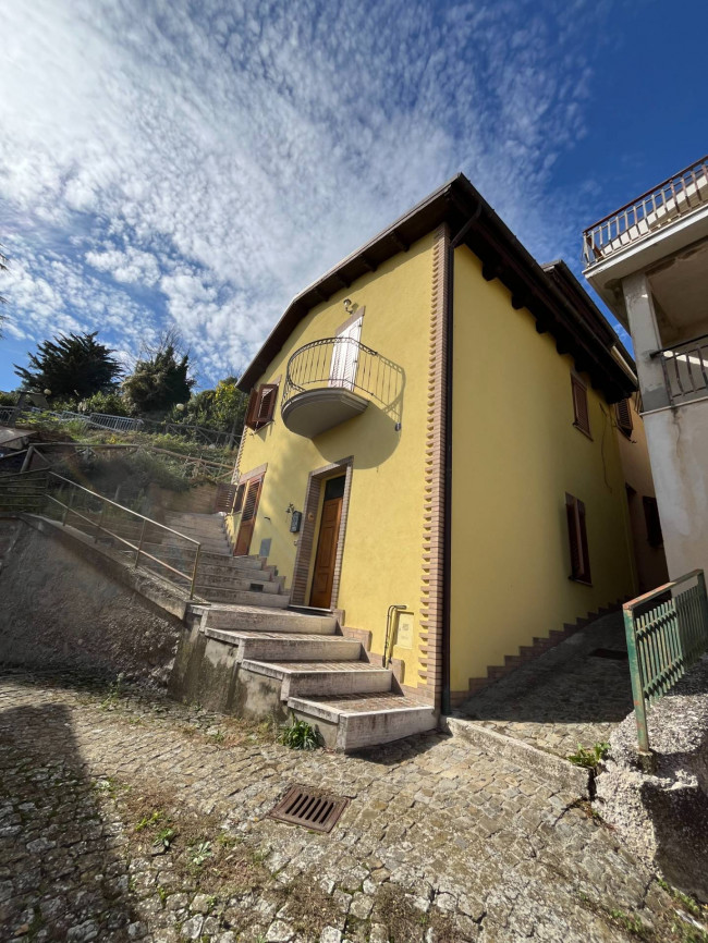 Casa singola in vendita a Rotella