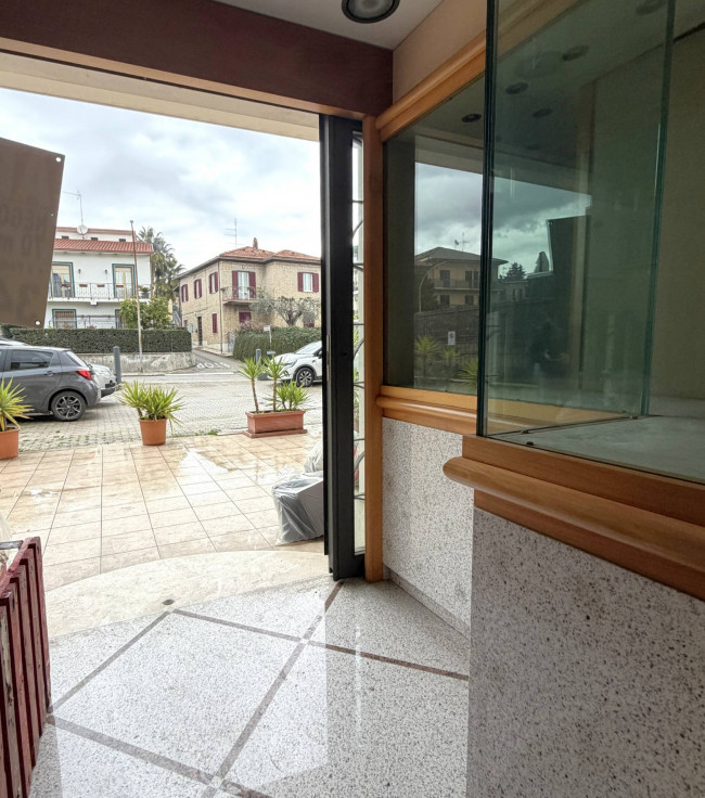 Edificio commerciale o terziario in vendita a Colli del Tronto