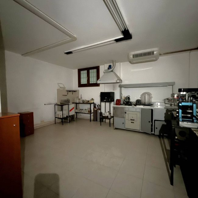 Edificio commerciale o terziario in vendita a Colli del Tronto