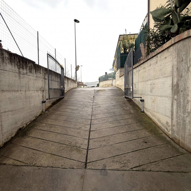 Edificio commerciale o terziario in vendita a Colli del Tronto
