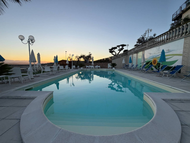 Albergo in vendita a Massignano
