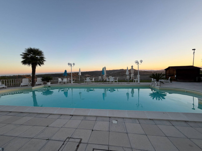 Albergo in vendita a Massignano
