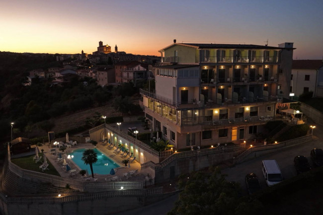 Albergo in vendita a Massignano