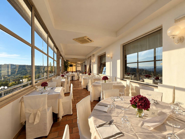 Albergo in vendita a Massignano