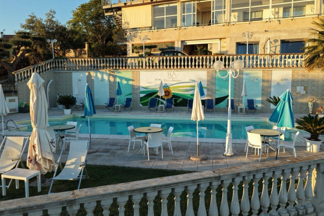 Albergo in vendita a Massignano